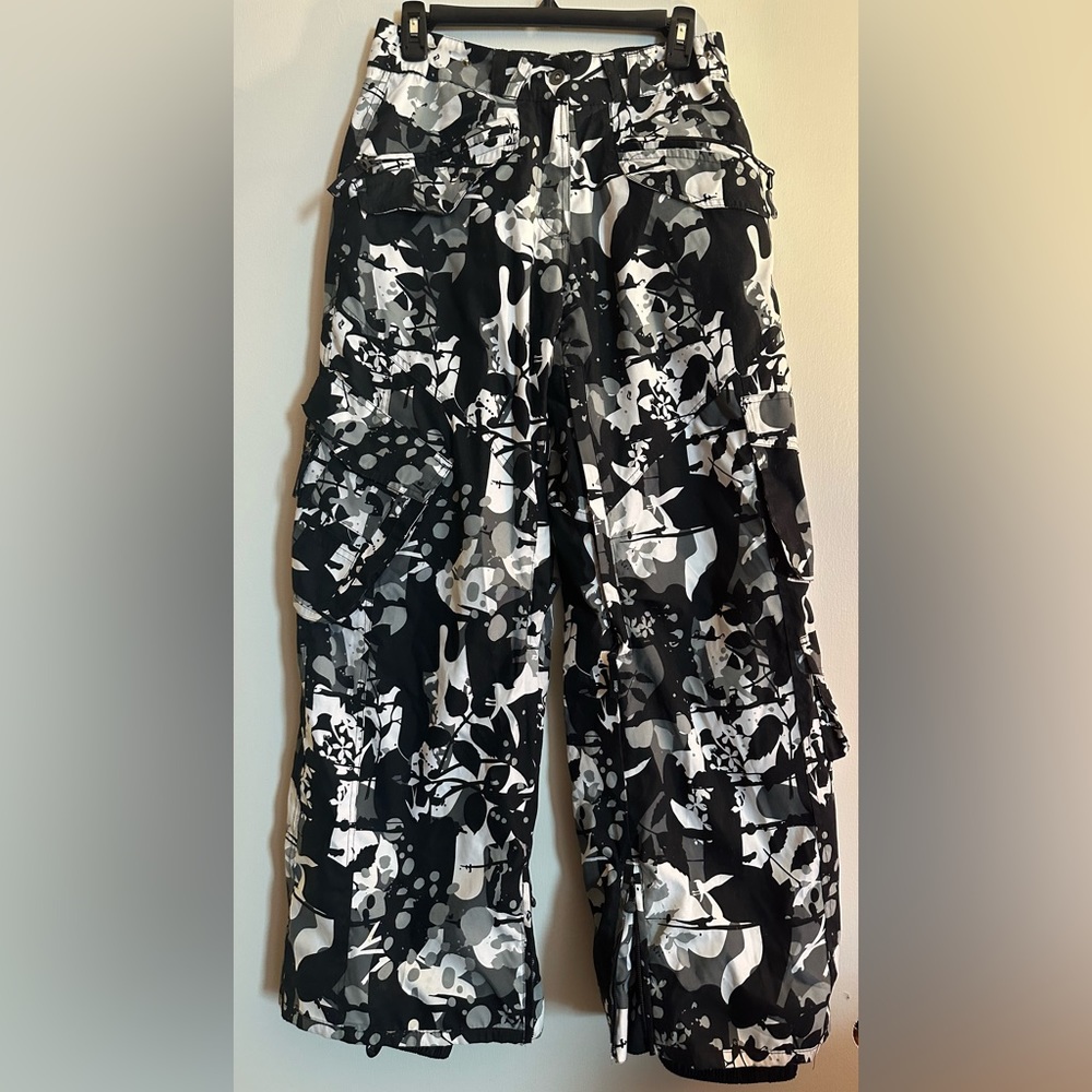 Powder Room (Ripzone) Core Snow Pants - W’s XS - Like New - Winter Camo print